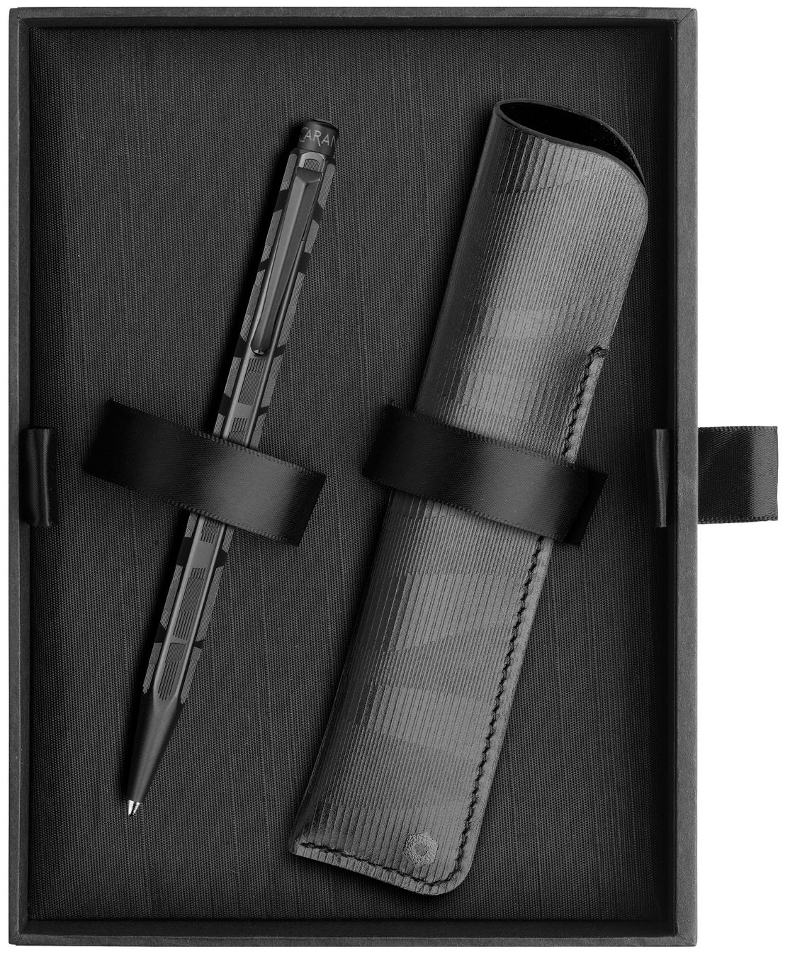 Caran D'Ache Penna & Evidenziatori: 8902.010 ECRIDOR Kugelschreiber Black Lines + Lederetui CDA – Nuovo e nell'imballaggio originale da Strengelbach venduto da Mozi1 4