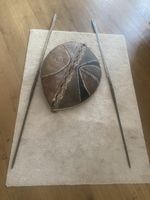 Afrikanisches Schild mit 2 Speeren / Lanzen – handgefertigt 
