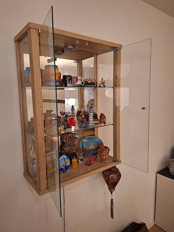 Vitrinen: Vitrinenschrank Eiche Holzglas – Gebraucht aus Luzern von fla_cm7p 1