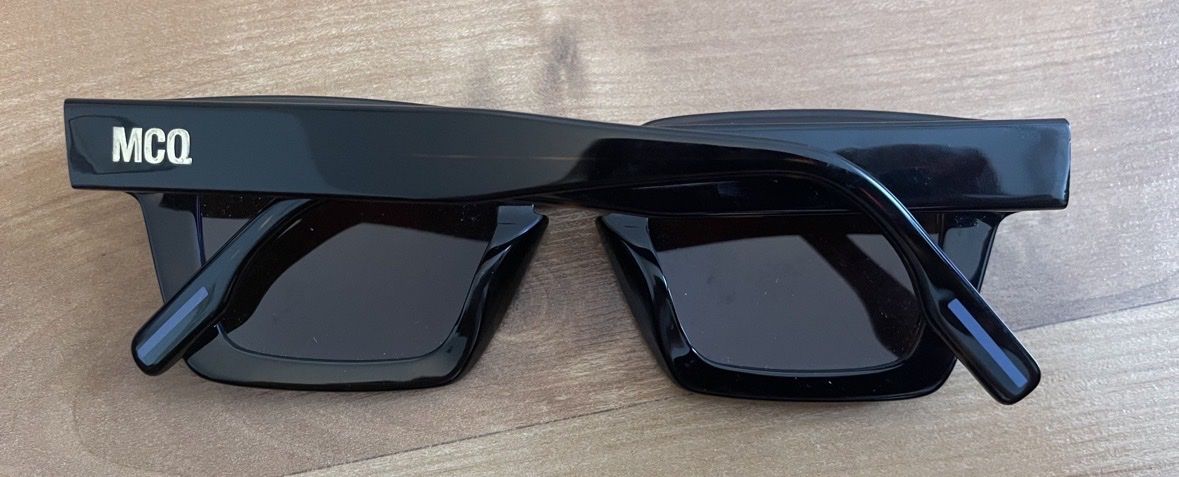 Alexander Mcqueen Occhiali & Lenti: Sonnenbrille MCQ schwarz – Usato da Wetzikon ZH venduto da sarahlarissa03 1