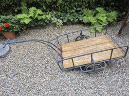 Chariot de transport bleu avec plateau bois état usagé