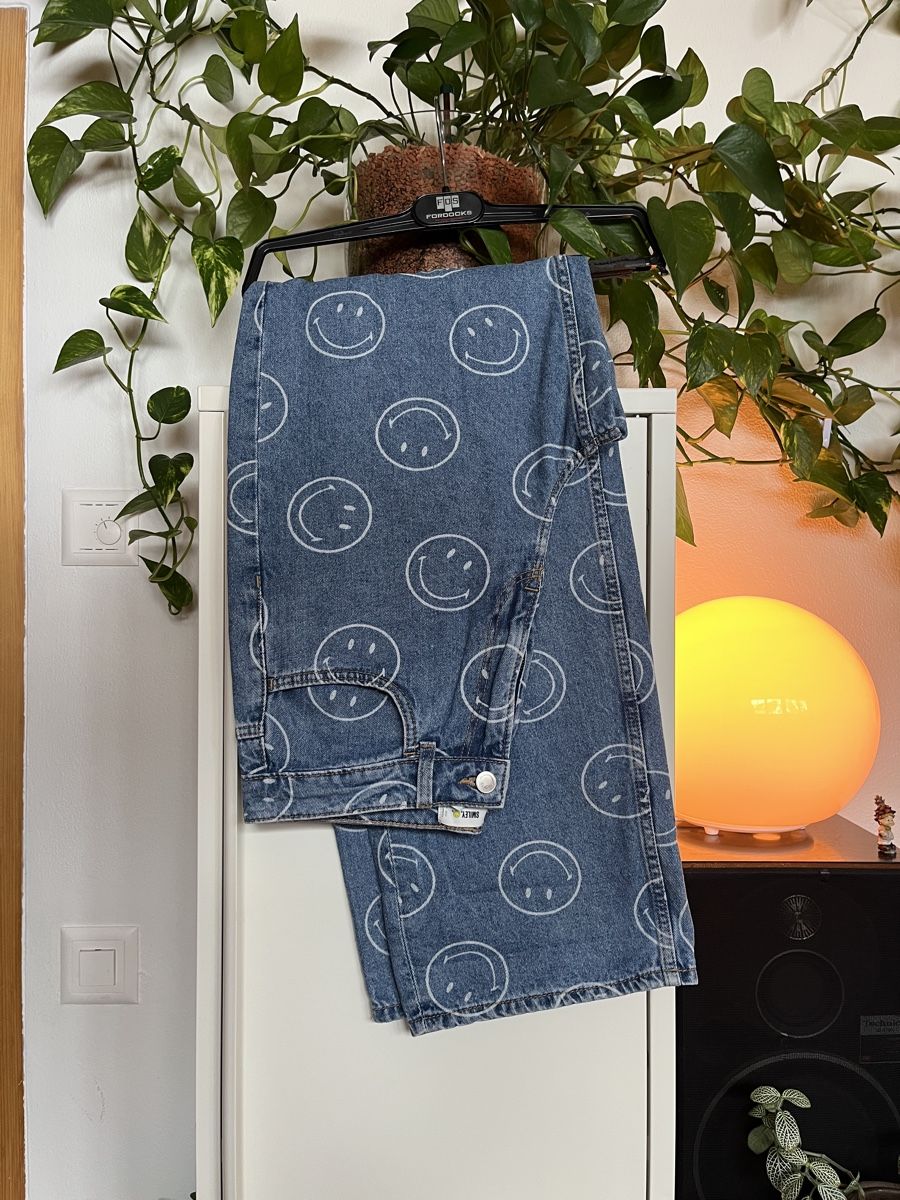 H&M Jeans: Smiley x H&M Jeans blau Gr. 36 – Usato da Samedan venduto da K7kgh