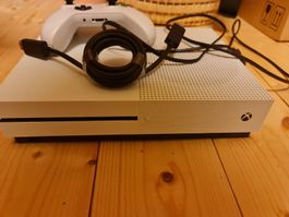 Xbox One S Konsole mit Controller und Kabeln weiss