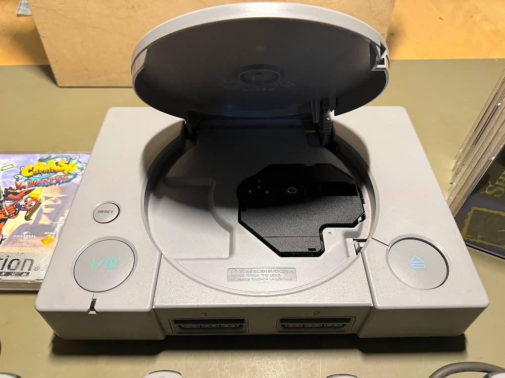 Console: Sony PS1 / PlayStation 1 Bundle + 2 Controller + Spiele – Usato da Frauenfeld venduto da Joshino 4