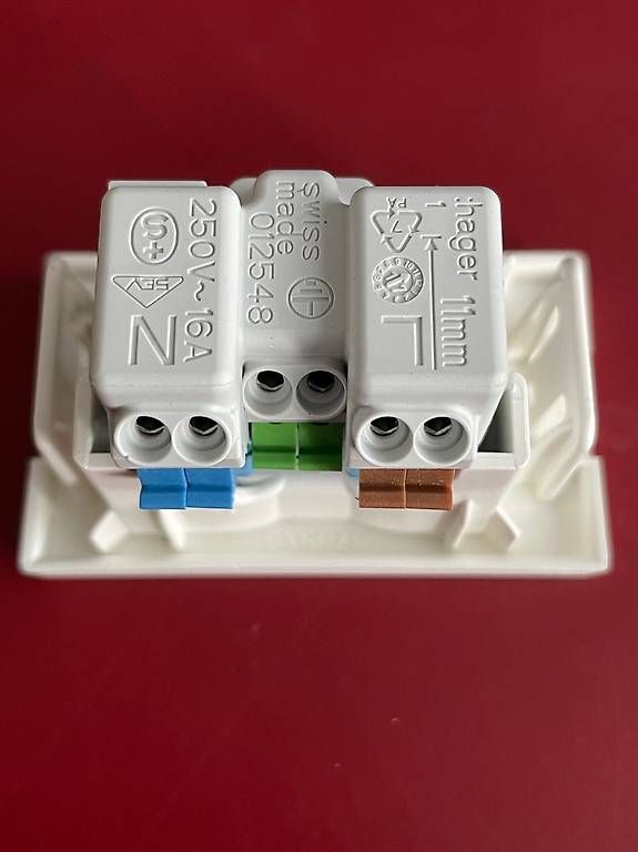 Hager Spine: Hager EB-Steckdosen 33 Stk. – Usato da Schötz venduto da Tech_Shop 2