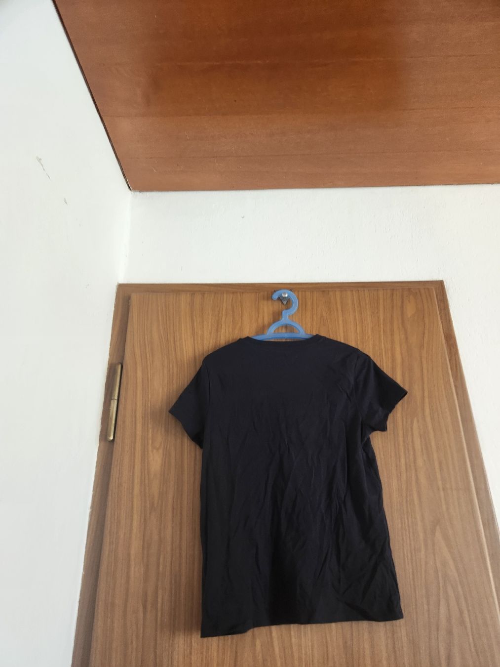 Levi's T-shirt: T-shirt Levi's noir S/CH avec strass  – Usato da Niedergösgen venduto da Eva2410 1