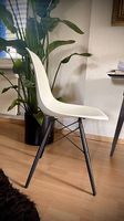 Eames Plastic Side Chair DSW, weiss, Ahorn/ schwarz