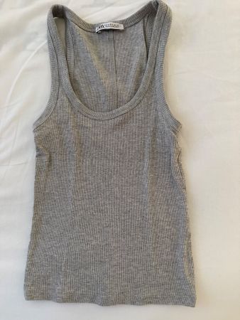 Geripptes Top in grau