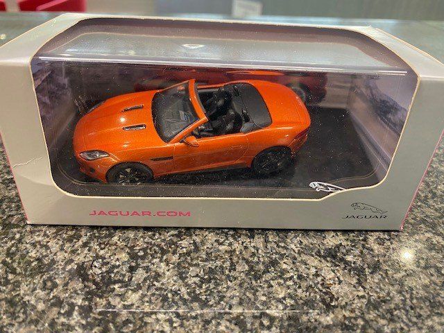 Jaguar Modellini d'auto: Modelauto Jaguar F-Type V8-S orange 1:43 – Nuovo e nell'imballaggio originale da Au ZH venduto da ausee01