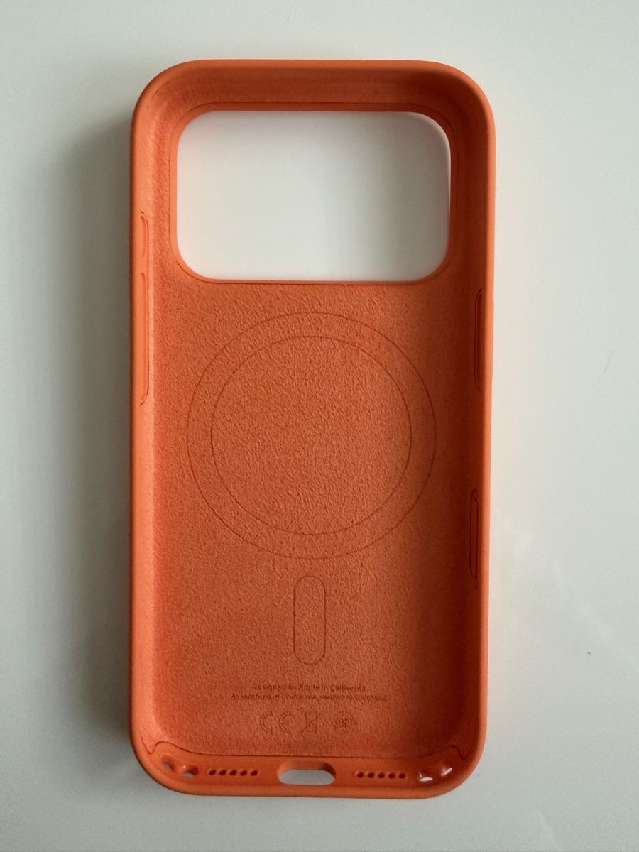 Apple Covers & Schutzfolien: Apple Silikon Case iPhone 17 Pro Orange – Gebraucht aus Möhlin von SabrinaRK86 2