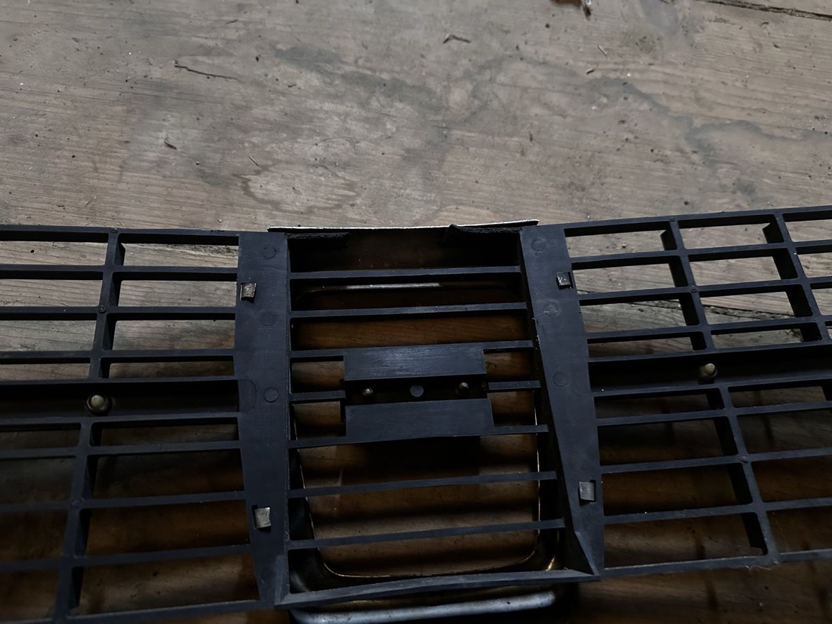 Saab Tutti pezzi di ricambio auto: SAAB Kühlergrill Oldtimer 95 / 96 – Usato da Unterkulm venduto da YS3 2
