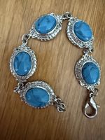 Armband mit blauen Steinen und silberfarbener Fassung