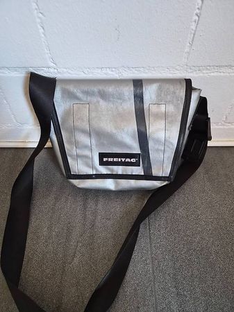 Freitag Tasche Dexter grau / silber