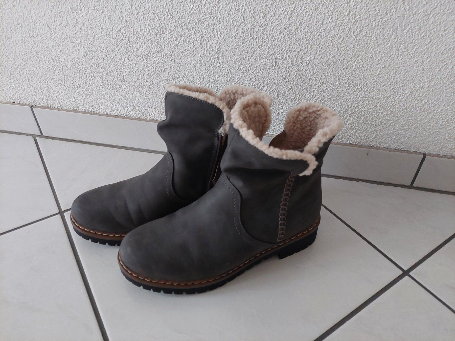 Scarpe da donna: Stiefelette / Boots – Usato da Escholzmatt venduto da Ipbuur