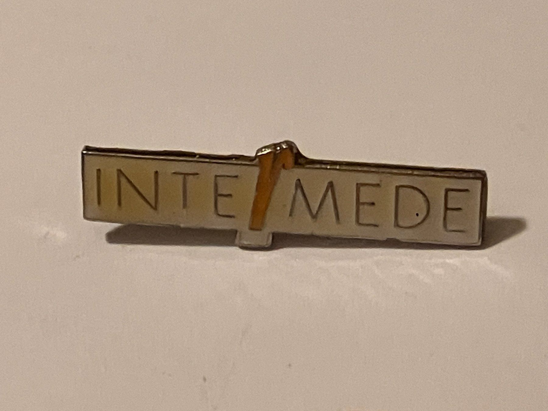 Placchette & Badge: 1 Pin Intermede – Usato da Basel venduto da djwwpp