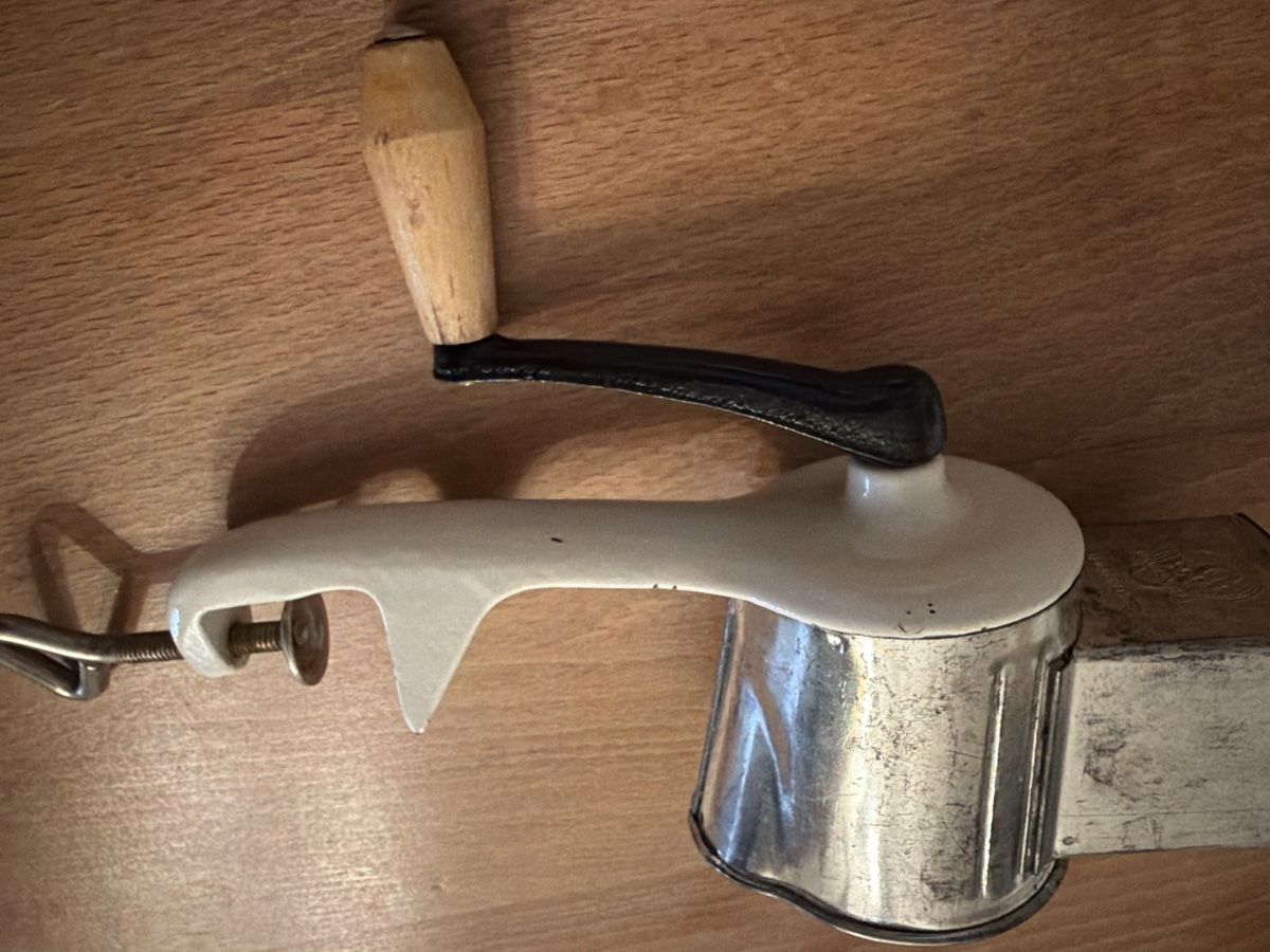 Elettrodomestici da cucina: Antike Käsereibe – Usato da Birsfelden venduto da Haex 1