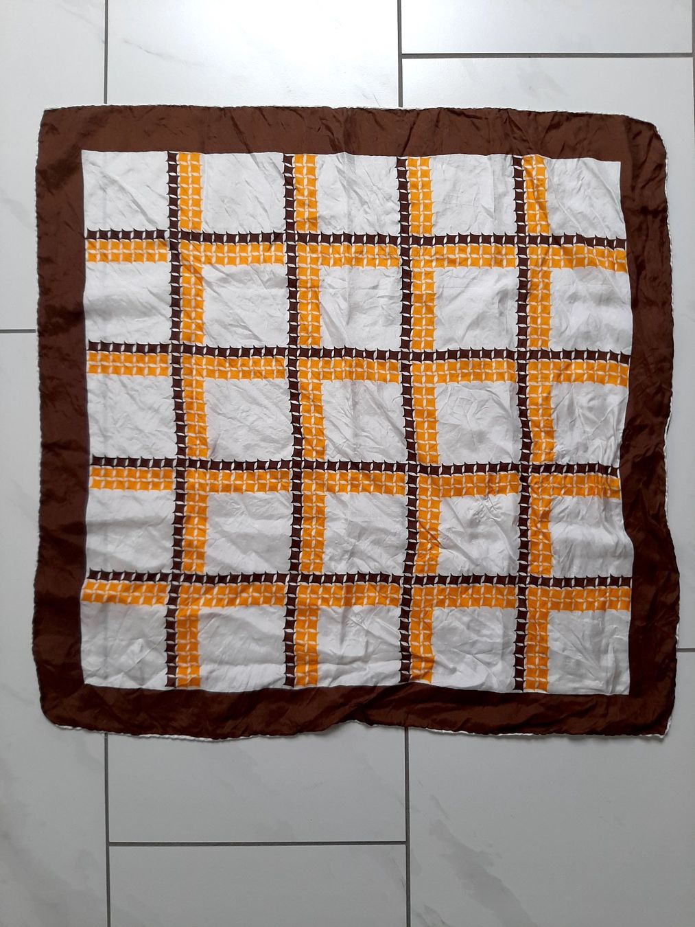 Foulard & Sciarpe: Foulard mit Retromuster braun/weiss/gelb – Usato da St. Gallen venduto da mimikrya