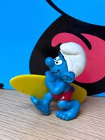 Surfer-Schlumpf mit Surfbrett