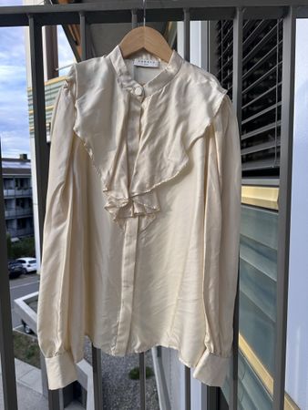 Sandro Paris Seidenbluse 100 % Seide – Creme mit Volants