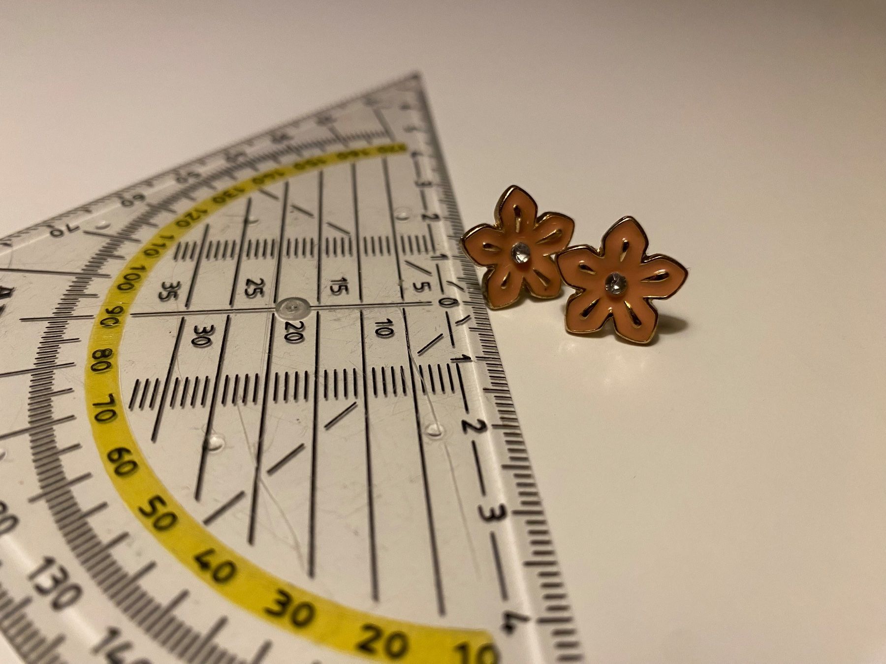 Ohrringe & -stecker: Blumen Ohrstecker, rosa/goldfarben – Gebraucht aus Basel von NormaJean01