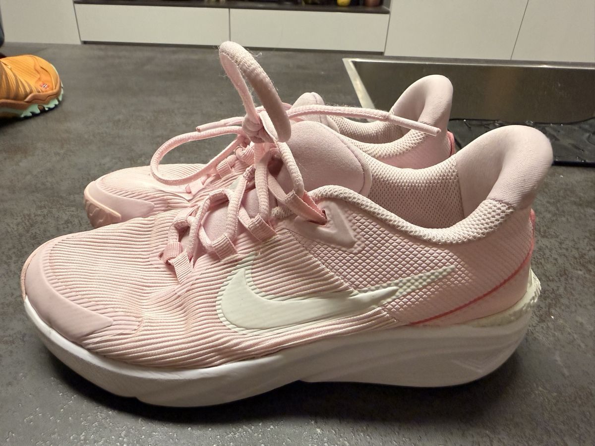 Nike Scarpe per ragazze: Nike Star Runner Trainers – Size 36 – Usato da Zollikerberg venduto da tet_hbw6 2