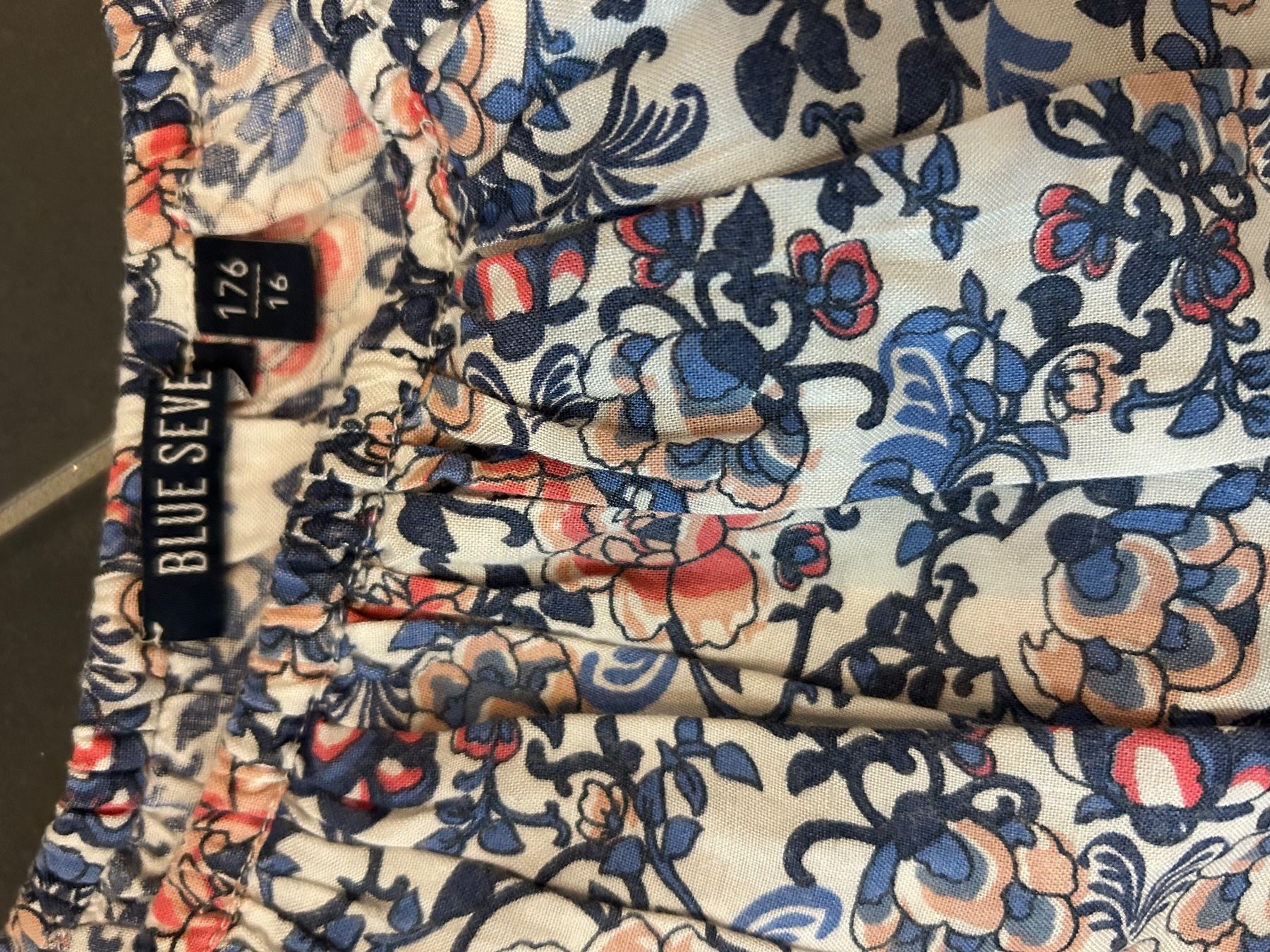 Blusen, T-Shirts & Tops: Blouse à volant / T. 176 - 16 ans – Gebraucht aus Daillens von guisepa 4