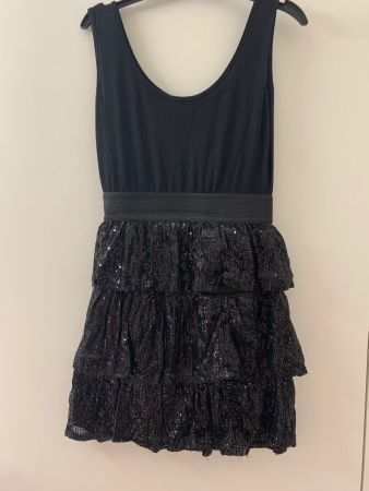 süsses Kleid mit Pailletten