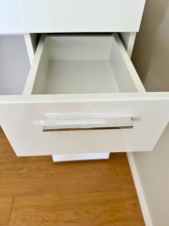 Scrivanie: Bureau blanc avec rangements | 4 tiroirs + 2 placards – Usato da Jussy venduto da bru_xl8z 1