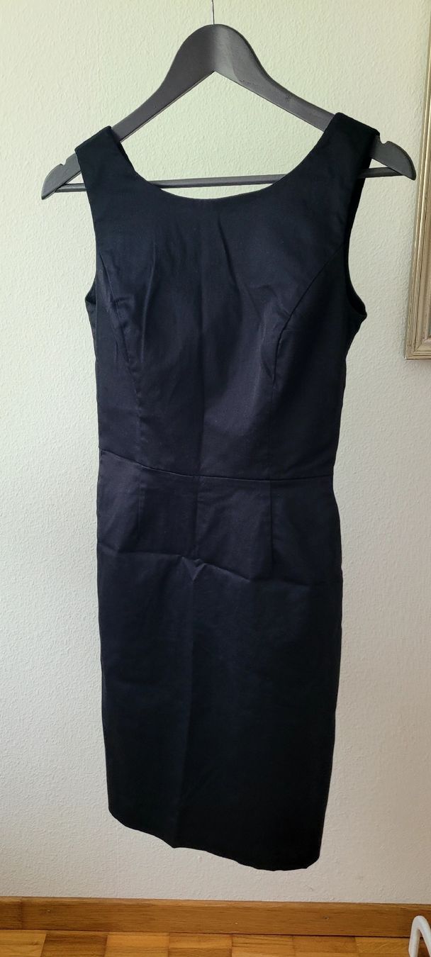 Hallhuber Kleider: Hallhuber Kleid, schwarz, Grösse 34, tailliert, elegant. – Neu (gemäss Beschreibung) aus Emmenbrücke von gatasalvache