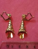 Moderne Glockenohrhänger, 18 Karat Gold