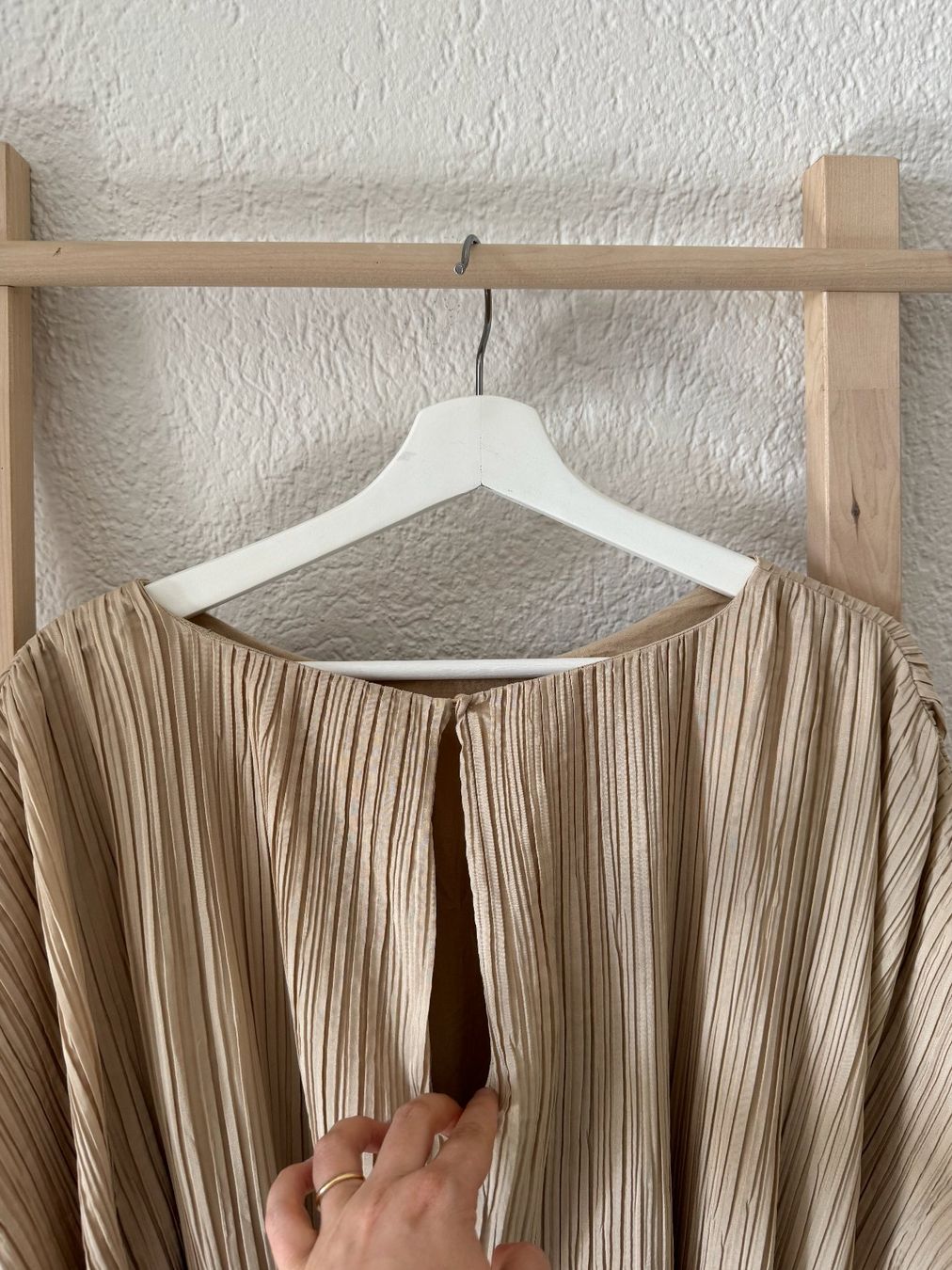 H&M Vestiti: beige plisee Kleid H&M – Usato da Zürich venduto da joalew 4