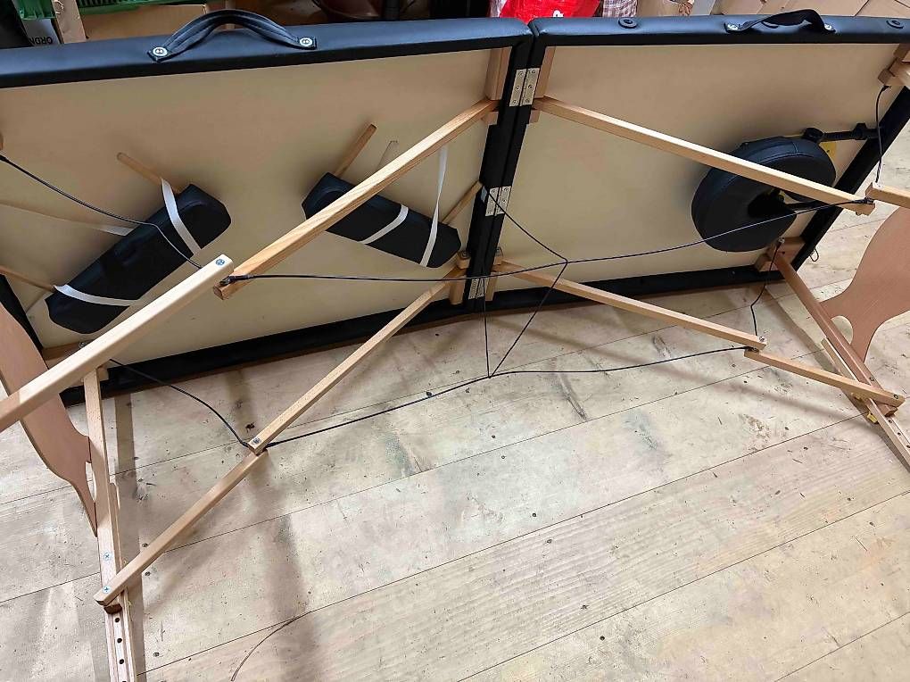 Lettini & sedie per cosmetici: Table de massage en bois réglable, rembourée. – Usato da Oppens venduto da fab_6zfc 4