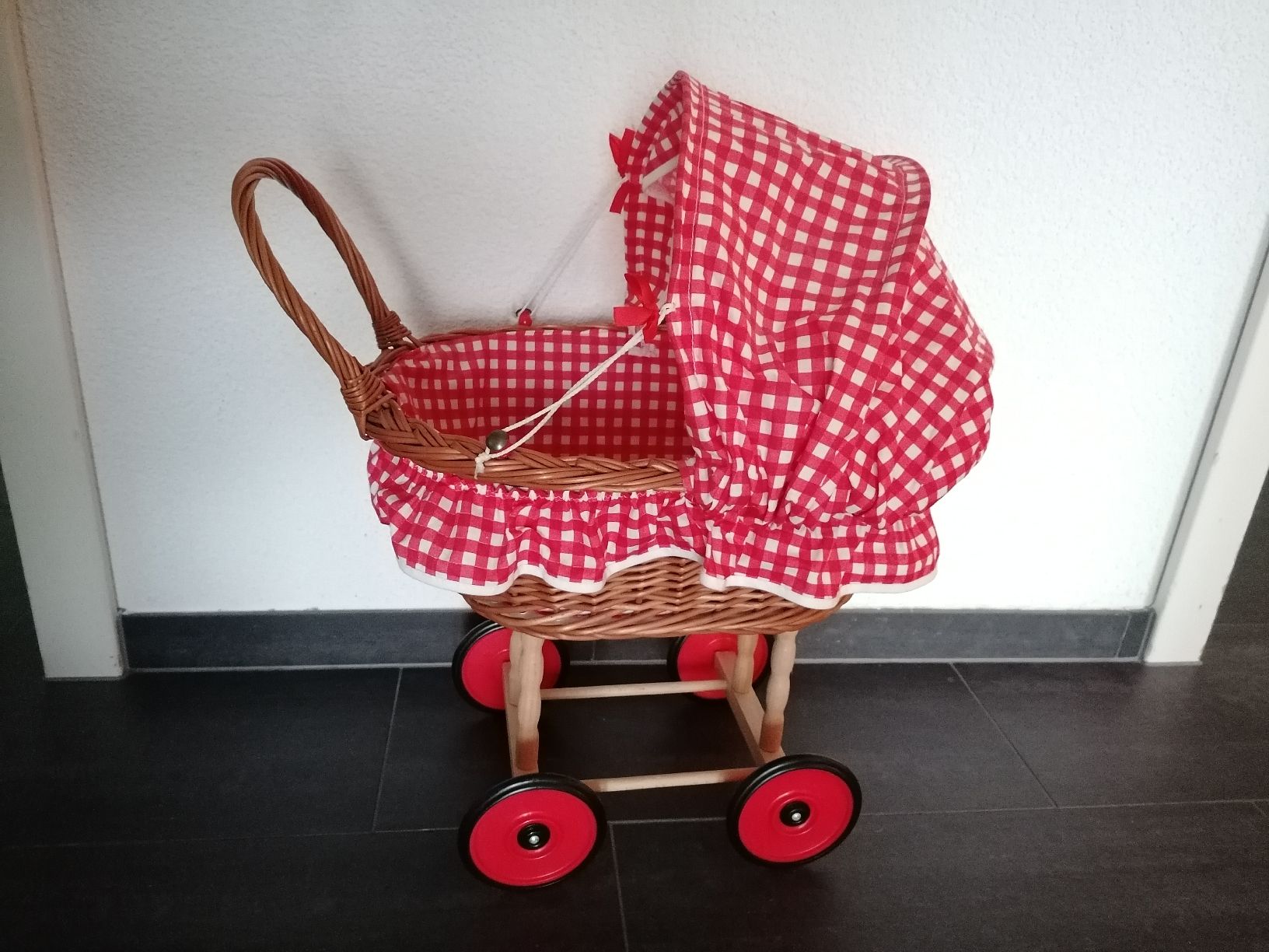 Puppenwagen: Puppen Stubenwagen – Gebraucht aus Belp von