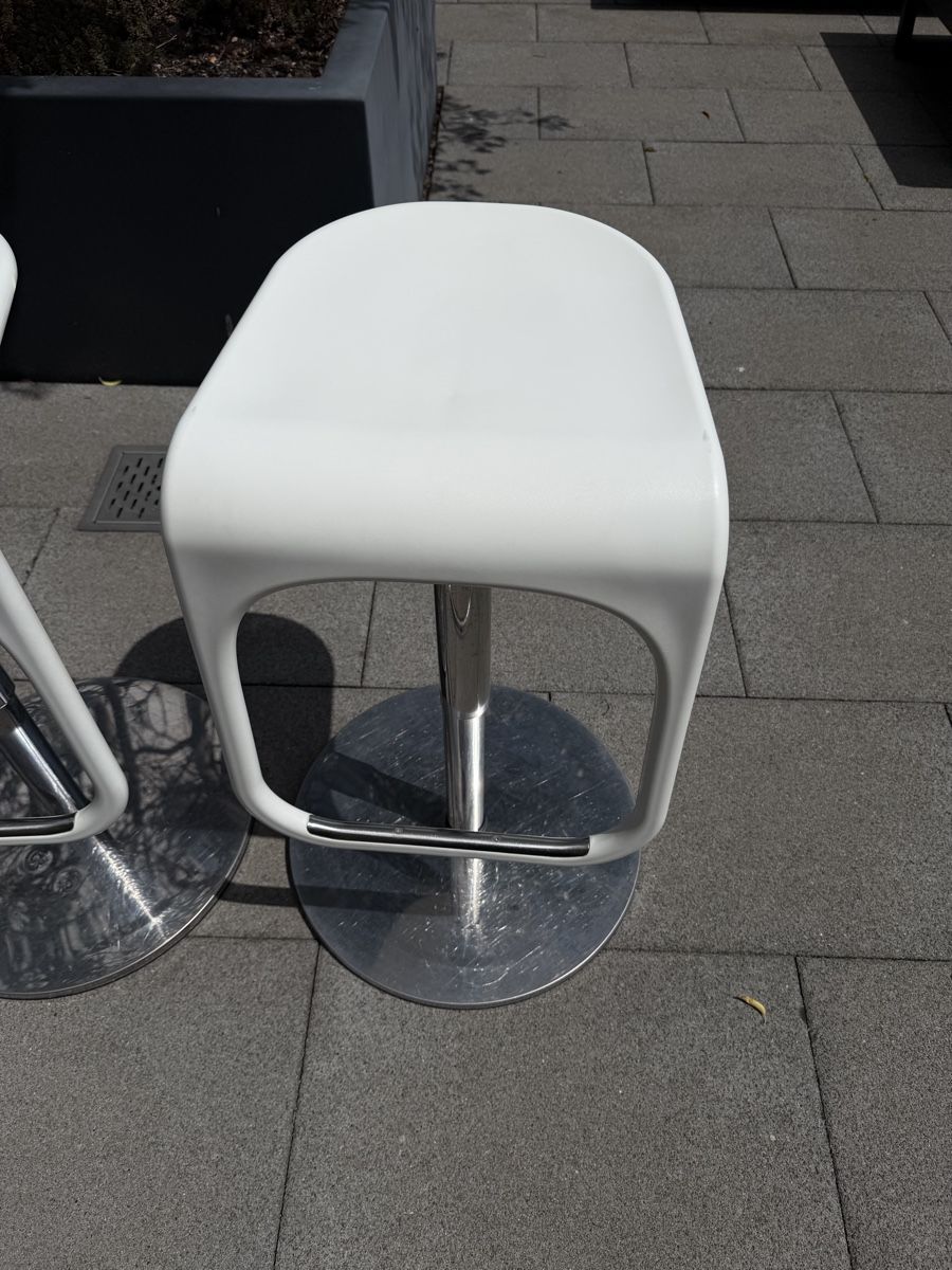 Ikea Set di tavolo e panche: Bar-Tisch mit 4 Barhockern weiss Chrom – Usato da Neuhaus SG venduto da cynlo 3