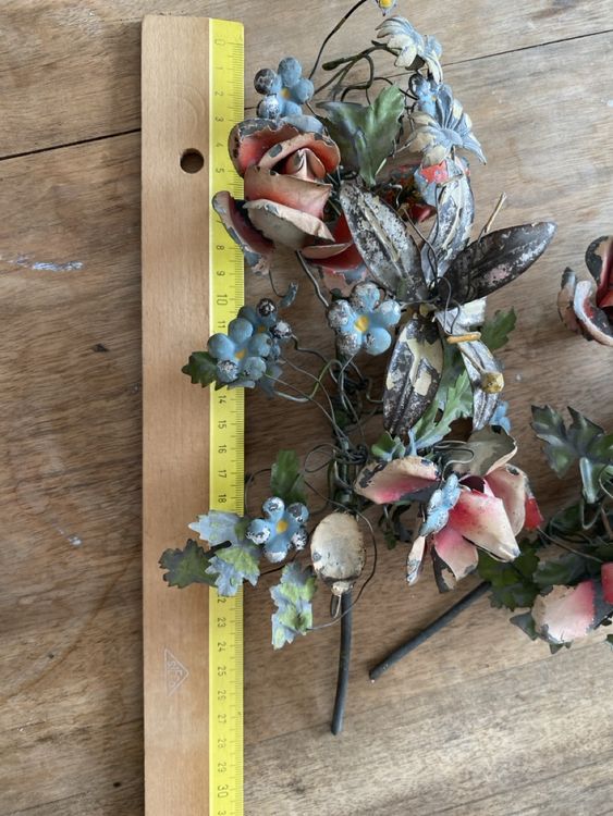 Zwei antike Blumengebinde aus Metall angemalen Kaufen auf Ricardo