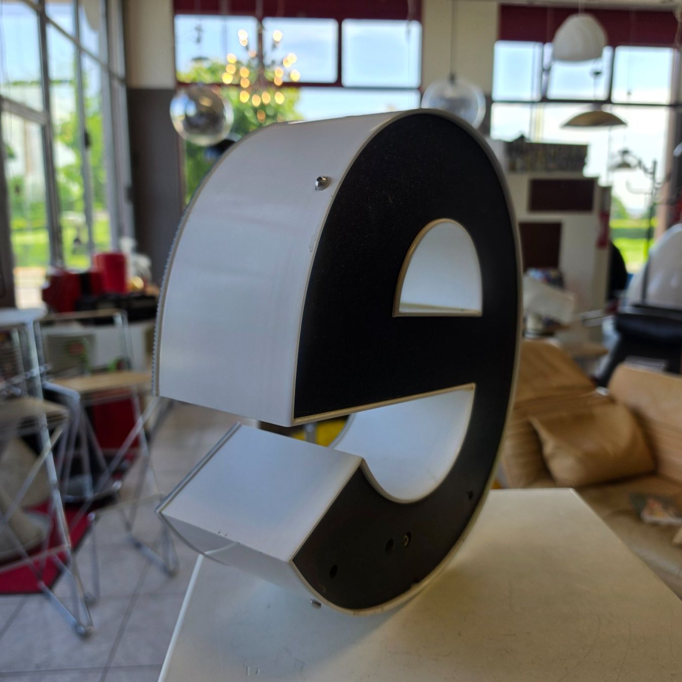 Lampade: Leuchtbuchstabe e grau mit LED Beleuchtung Leuchtreklame – Usato da Nottwil venduto da Wondewa-Shop 7