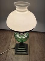 Elegante Lampe mit grünem Glasfuss und Schirm, Top Zustand