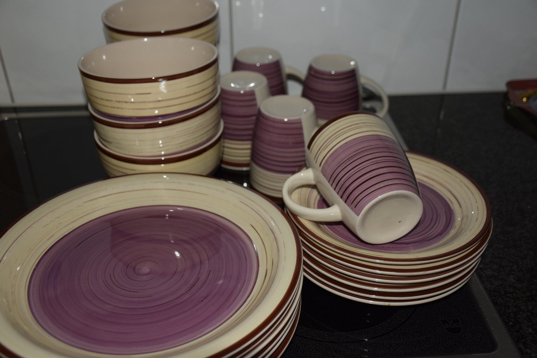 Geschirrsets: Elegantes Geschirr-Set,  lila-beige – Gebraucht aus Wetzikon ZH von Wetzicardo25