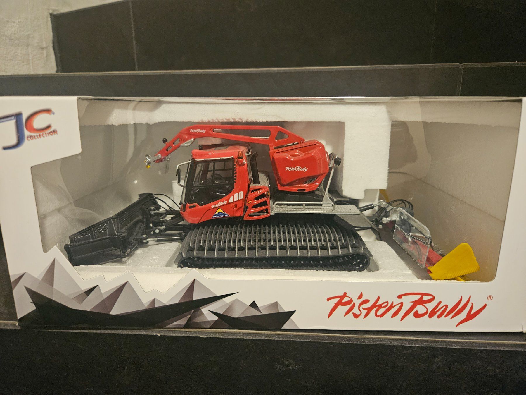 Jägerndorfer Kit di modellismo & Modellini statici: Jägerndorfer PistenBully 1:32. Neu – Usato da Wangen ZH venduto da tulipe55