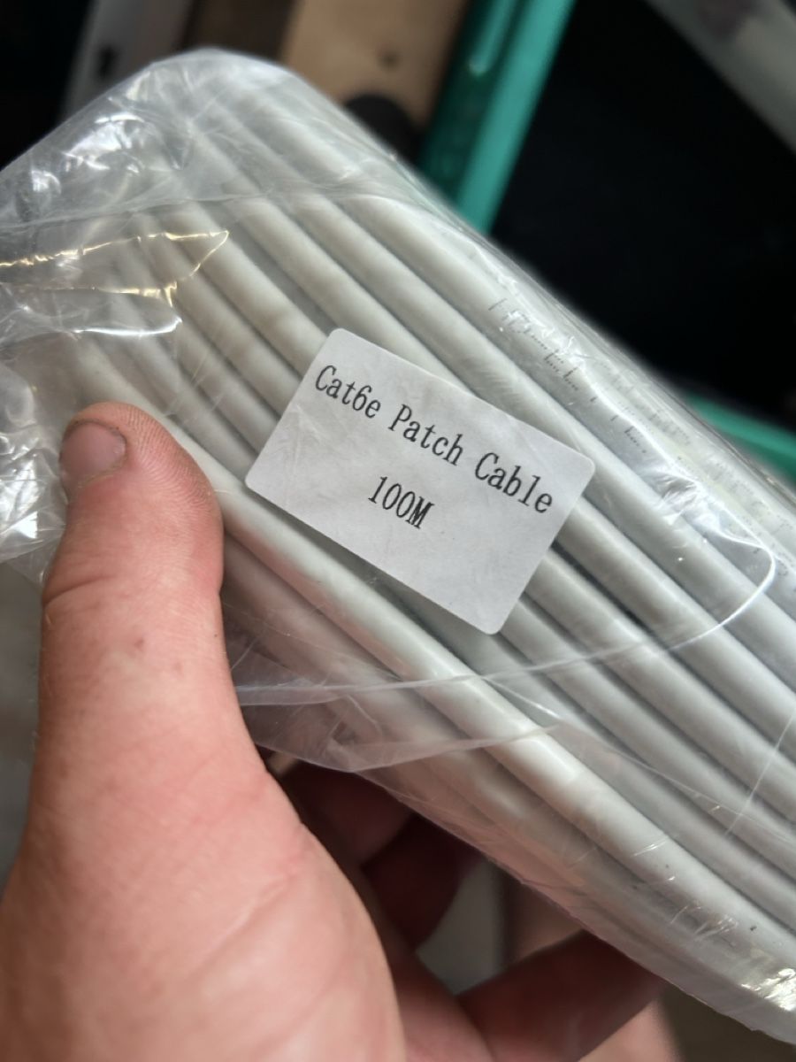 Câbles: Cat6e Patch Cable 100M neu – Neuf avec emballage d'origine à Wald ZH par Peedeb