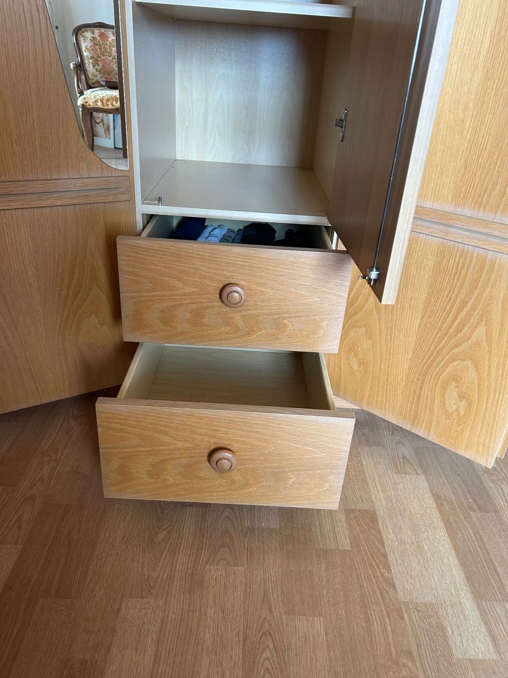 Armadi: Grosser Kleiderschrank mit Spiegel – Usato da Concise venduto da phi317 3
