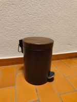 Schwarzer Treteimer mit Holzoptik-Deckel