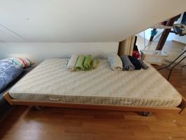 Bettgestell mit Matratze und 2 Bettbezügen (90x200)