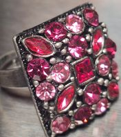 Bague avec pierres roses  taille unique usagée