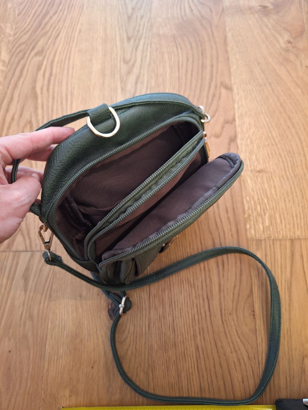 Borse da donna: Grüne Umhängetasche - mini Rucksack – Usato da Thalwil venduto da ivi010 2