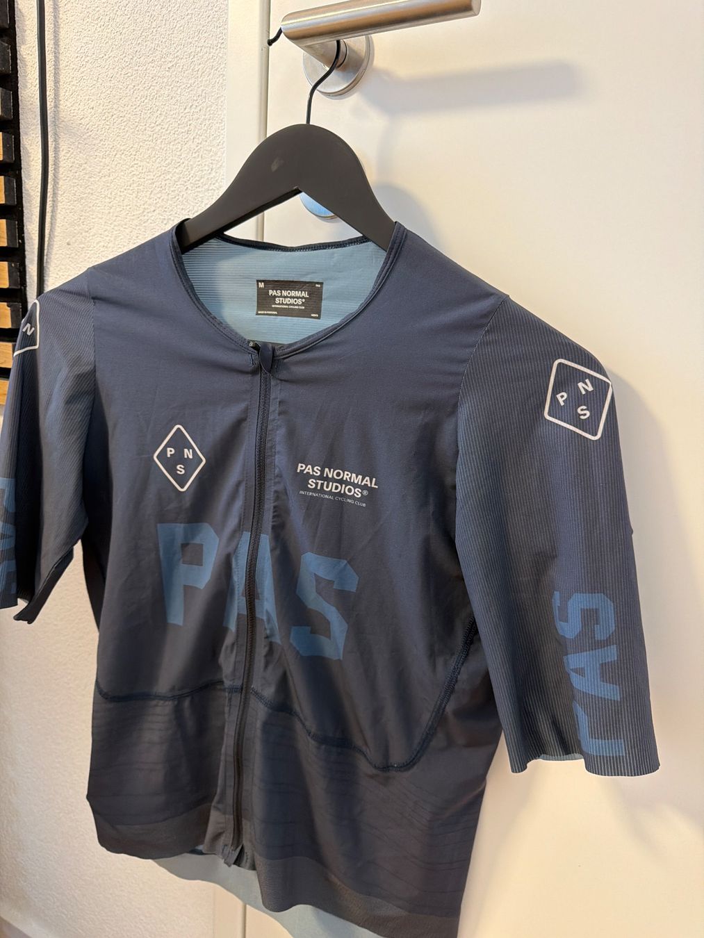 Pas Normal Studios Leibchen & Hosen: Pas Normal Studios Jersey Grösse M - Top Zustand! – Gebraucht aus St. Gallen von Janeli. 2