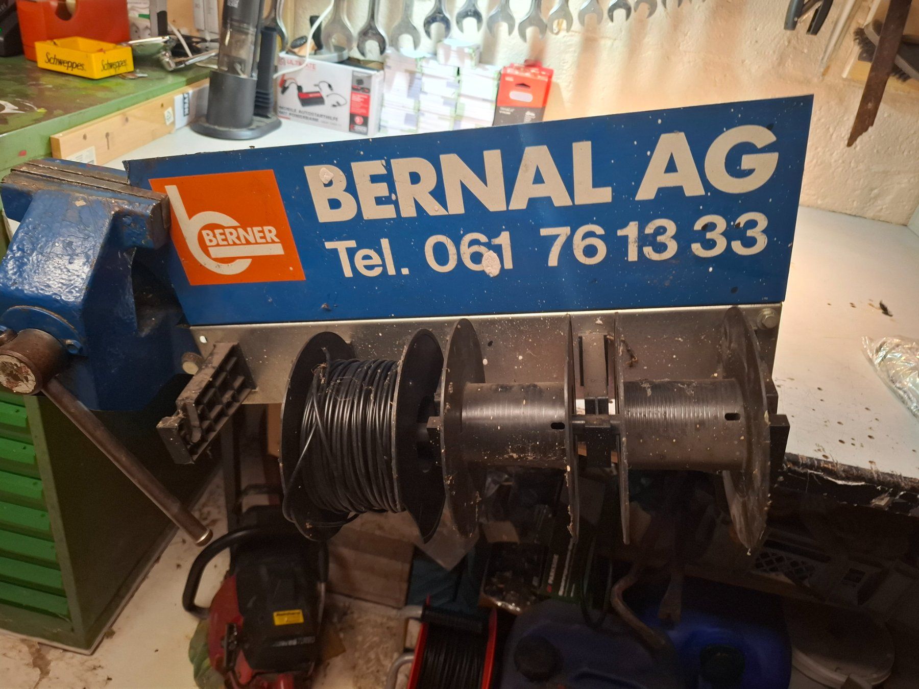 Cavi: Kabelrollen Halter Berner mit Kabelabroller gebraucht – Usato da Langnau i. E. venduto da Superseven69