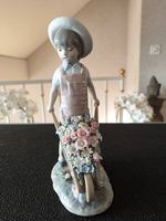 Lladro Junge mit Schubkarre gefüllt mit Blumen