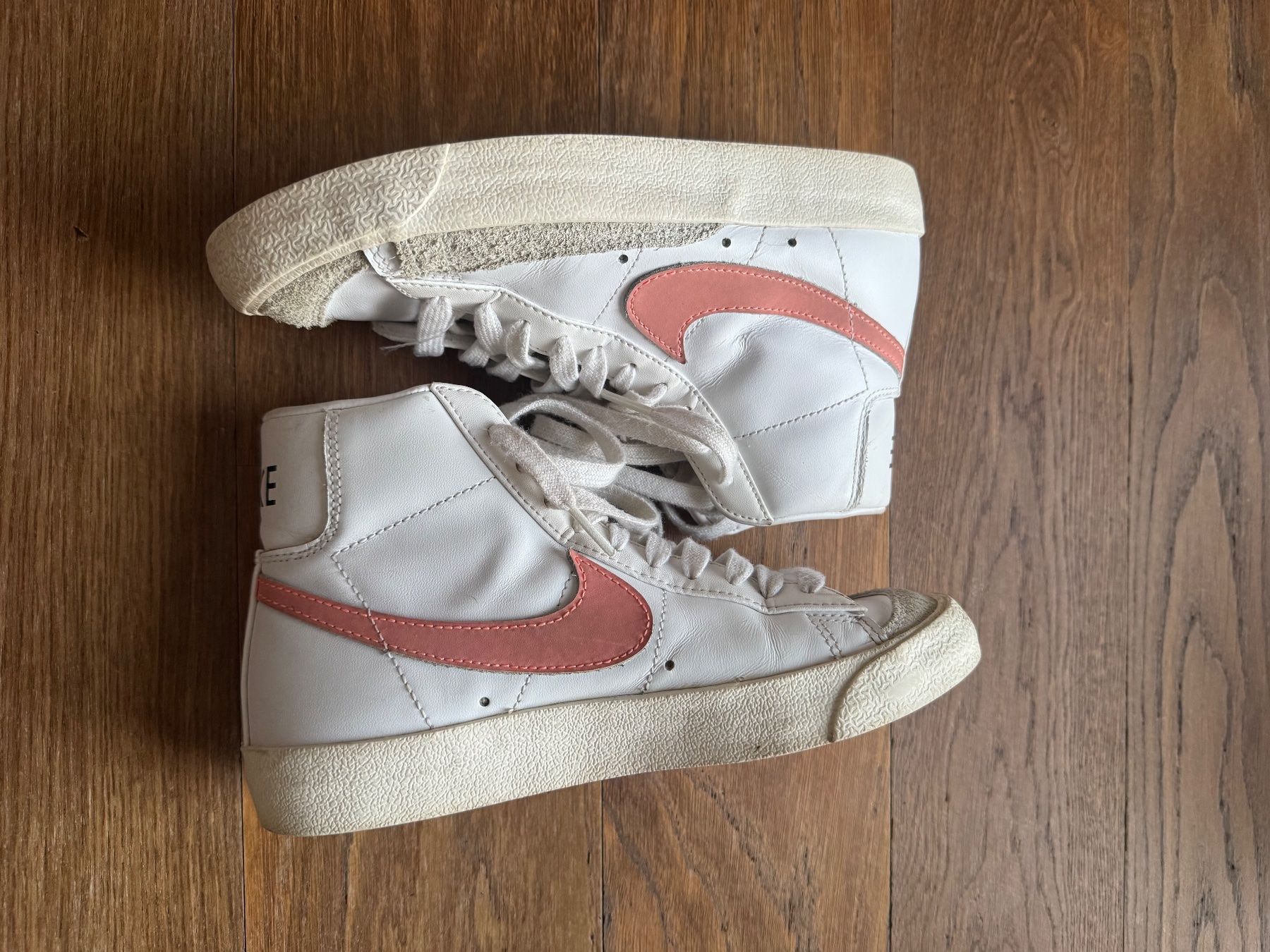 Nike Scarpe da donna: Nike Blazer mit pinken Details – Usato da Ennetbaden venduto da cel_n86d