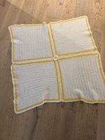 Handgemachte Babydecke, gehäkelt, weich, gelb/weiss, ca. 85x